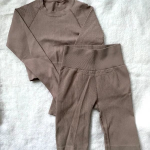 Träningsset beige - Träningsset beige i stolek M. 