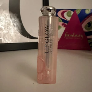 Dior lip glow balm - Dior balm som är använd men inte jätte mycket ca. 8-10 ggr. Mer än hälften kvar. Färg 007 Raspberry. Org pris 440, mitt är 250. Pris kan diskuteras 