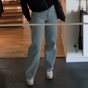 Levi's Jeans - High Loose - Endast använda ett fåtal gånger. Vet inte exakt längd på byxorna men för referens är jag är 168 cm och de sitter bra på mig:) 