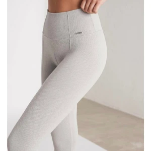 Aimn tights  - I väldigt bra skick då dom är använda max 2 gånger, storlek M. (Lånade bilder)