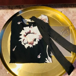 Flower, large dress  - Large and super comfortable dress, can be dresse differently by putting a belt around the waist ;) Really good condition 