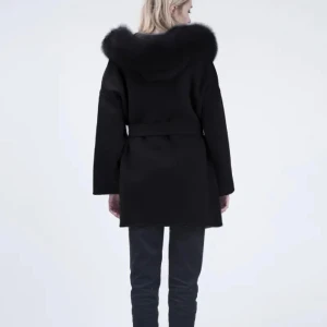 Pälskappa - Super snygg pälskappa som är både elegant och strålande. Ord. pris 2000 använt fåtal gånger men är i bra skick.