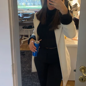 Beige kappa - Säljer min beiga kappa från vero Moda, använd 1-2 gånger därav i riktigt gott skick!! 