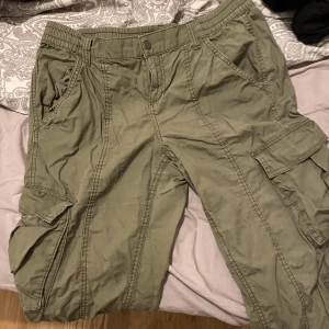 gröna cargo byxor - jättefina men har ej plats för dom 
