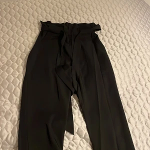 Svarta kostymbyxor  - Svarta tunna kostymbyxor som har ett snöre till så man kan knytta runt midjan. Kommer från DM och har knappt använda. De är i storlek xs 