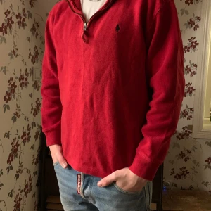 Ralph Lauren half zip - Hej, säljer en half zip från ralphlauren till ett fint pris. Tröjan har inga defekter, det är ungdomsstorlek(16-18 years) men den sitter som vuxen XS-S. Tveka inte på att höra av dig vid funderingar! Allt gott Joel