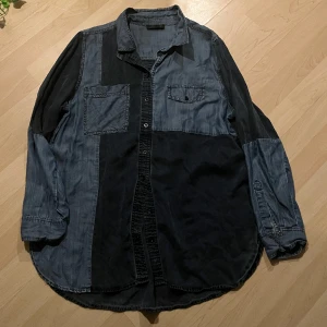 Jeans skjorta  - Blå jeans skjorta💕 väldigt tunn✨ är oversize på mig men jag tror att skjortan är typ mellan M-L (osäker)🫧 är inte lika mörk i verkligheten 