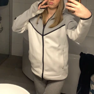 Nike tech fleece  - Jätte fin tröja som inte finns kvar att köpa på hemsidan och svår att få tag på, bläddra till 2 och 3 bilden för att se vad som är felet på tröjan!  Men utöver de är den som ny säljer pågrund av ibte min stil längre! Köptes förra året för 1,599