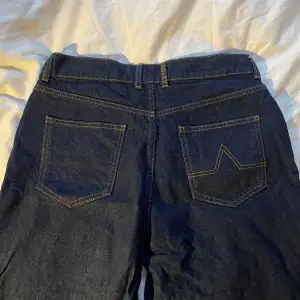 Marinblå straightleg jeans, typ oanvända😩 W30 L 32
