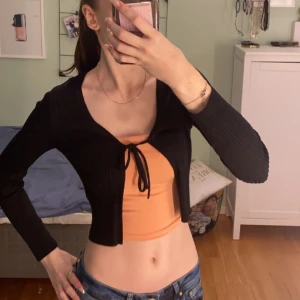 Svart Kofta - Säljer dessa pga att den inte används, original pris: 199, säljer för 50 inkl frakt 📦 Storlek: XS! Kom priv för frågor 🪽