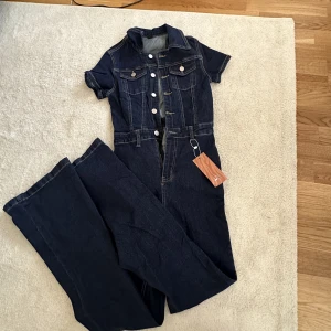Snygg jeansdress - Helt ny! Aldrig använd, sitter snyggt på kroppen 