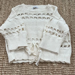 Stickad tröja - Stickad tröja från zara, säljer då den inte längre används och vill att den används. Super fin tröja till vår och sommar. 