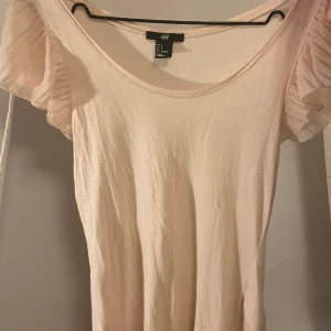 Tröja - Gullig ljusrosa tröja från h&m. (Färgen är mer rosa i verkligheten än på bilden). Inga defekter. 