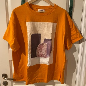 Oroande T-shirt med tryck - Roande gröna med tryck från pull&bear, nästan aldrig använd men väldigt bekväm.