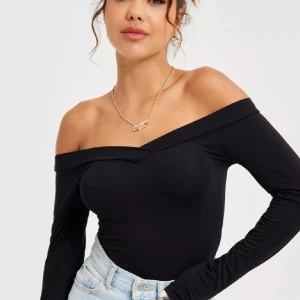 Svart off shoulder tröja  - Säljer nu denna fina off shoulder tröja från Nelly då den tyvärr inte kommer till någon användning längre💕