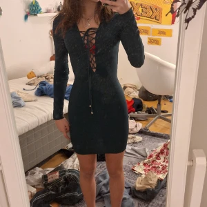 Mörkgrön klänning - Fin mörkgrön klänning. Köpt på sellpy, inga defekter, skriv vid frågor💕