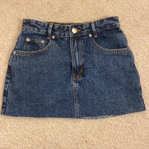 Jeanse kjol  - En jeanse kjol från Pull&Bear. Aldrig använd och är i super fint skick. Beställde men kom aldrig till användning då storleken är fel för mig. 