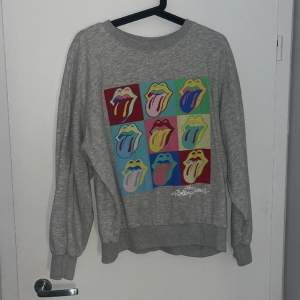 Säljer en sweatshirt från hm med Rolling Stones tungor på! Den är endast använd några fåtal gånger