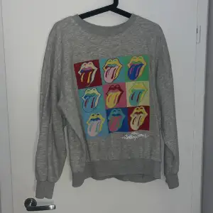 Säljer en sweatshirt från hm med Rolling Stones tungor på! Den är endast använd några fåtal gånger