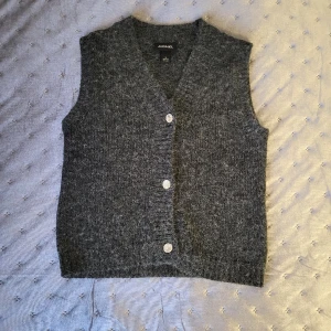 Väst Monki - Superfin väst från monki som tyvärr inte kommer till användning! Aldrig använd, så i nytt skick!! Gossig och bra kvalite med silver knappar. 💗💗