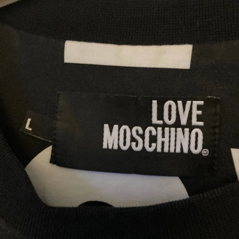 Ăkta moschino crewneck/sweatshirt đđ» Nypris ca 3000 men köpt för ca 1300. NĂ€stan helt oanvĂ€nd och perfekt skick đ«¶đ» storlek L men passar som en bra oversize pĂ„ mig som brukar ha XS. Sitter bra pĂ„ brorsan som har M. đđ». Hupparit & Collegepaidat.