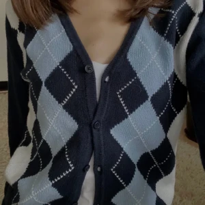 Knitsweater från brandy Melville 🩵💙🤍 - Stickad kofta med mönster från brandy Melville, använt ett fåtal gånger . Är i väldigt bra skick och har inga defekter!