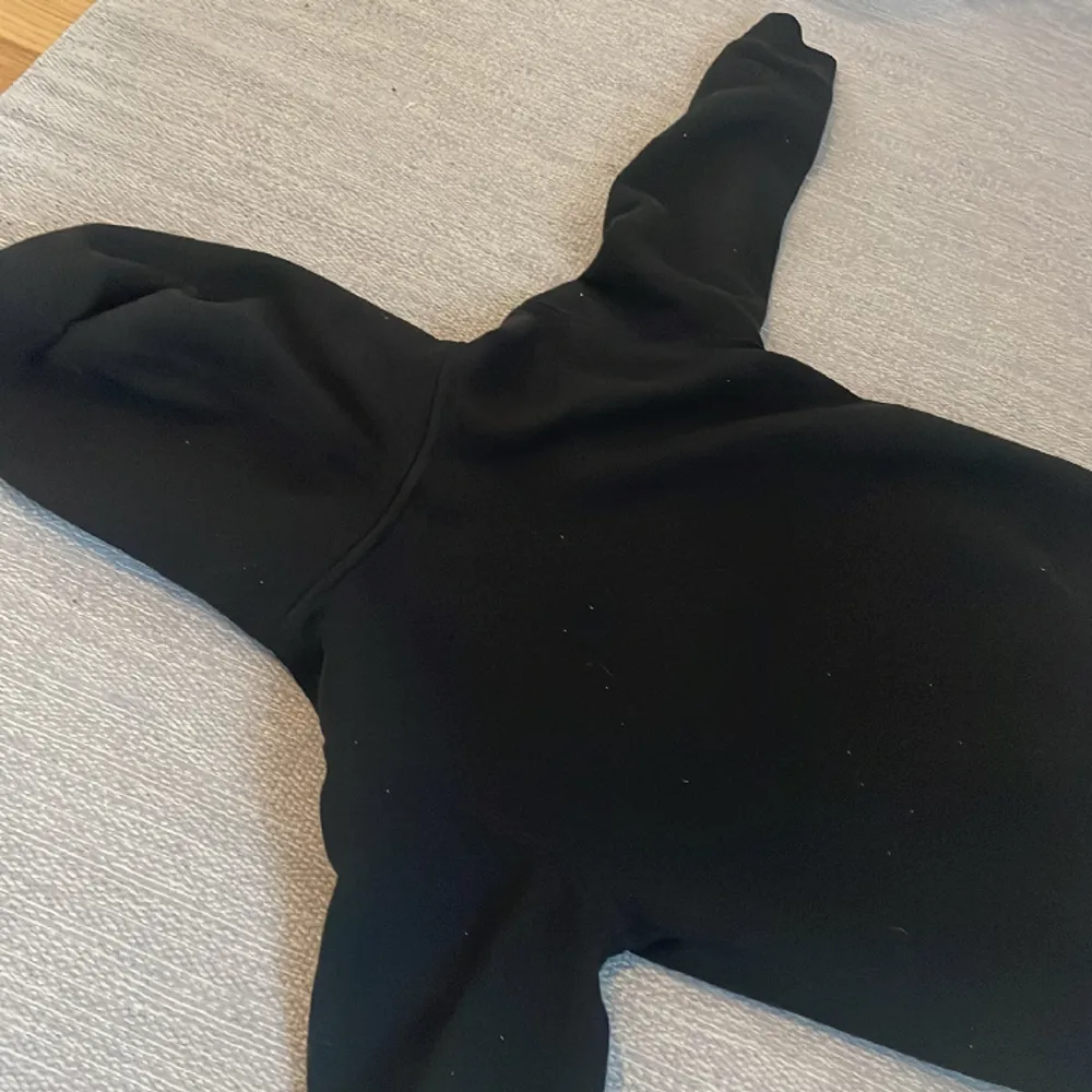 En svart ralph lauren hoodie som är i hyfsat gott skick. Säljer för den är för liten. Passar för personer som har storlek 140-152.. Hoodies.