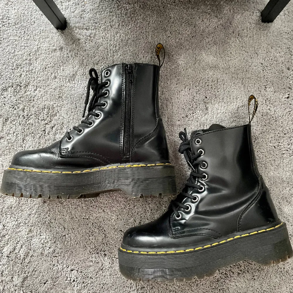 Säljer mina något för små Dr. Martens Platform boot Jadon i stl 36. 💛Säljer för 1000 exklusive frakt alternativt mötas upp. . Skor.
