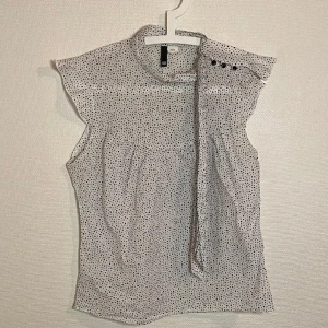 Mönstrad blus  - Fin blus med knäppning på axeln och den är i bra skick