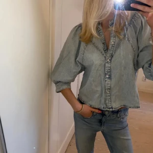 Jeansblus - Superfin jeansblus. Köpt på Plick men varken jag eller den tidigare säljaren har använt den. Står XS på den men passar S också. Så himla cool och unik ☺️☺️ (en knapp är tyvär av men man kan 100% sy på en ny)