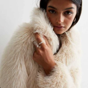 Slutsåld pälsjacka - Säljer denna helt fantastiska  pälsjackan, använd 2 gånger! Helt slutsåld på alla hemsidor  !! Nypris 1000