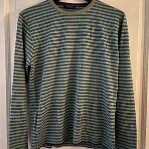 Tröja - Stickad tröja med ullblandning. Sparsamt använd. 