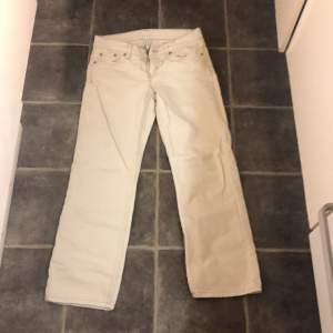 Säljer dessa jättefina vita jeans från weekday som tyvärr är för små. Modellen heter Arrow Low straight 💞 nypris: 590kr