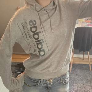 Adidas hoodie storlek S🩷