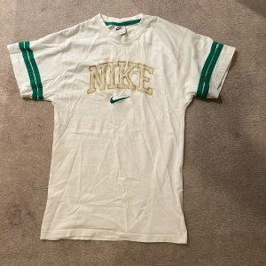 Nike t-shirt vit - Det är en XS vit nike t-shirt nästan helt oanvänd