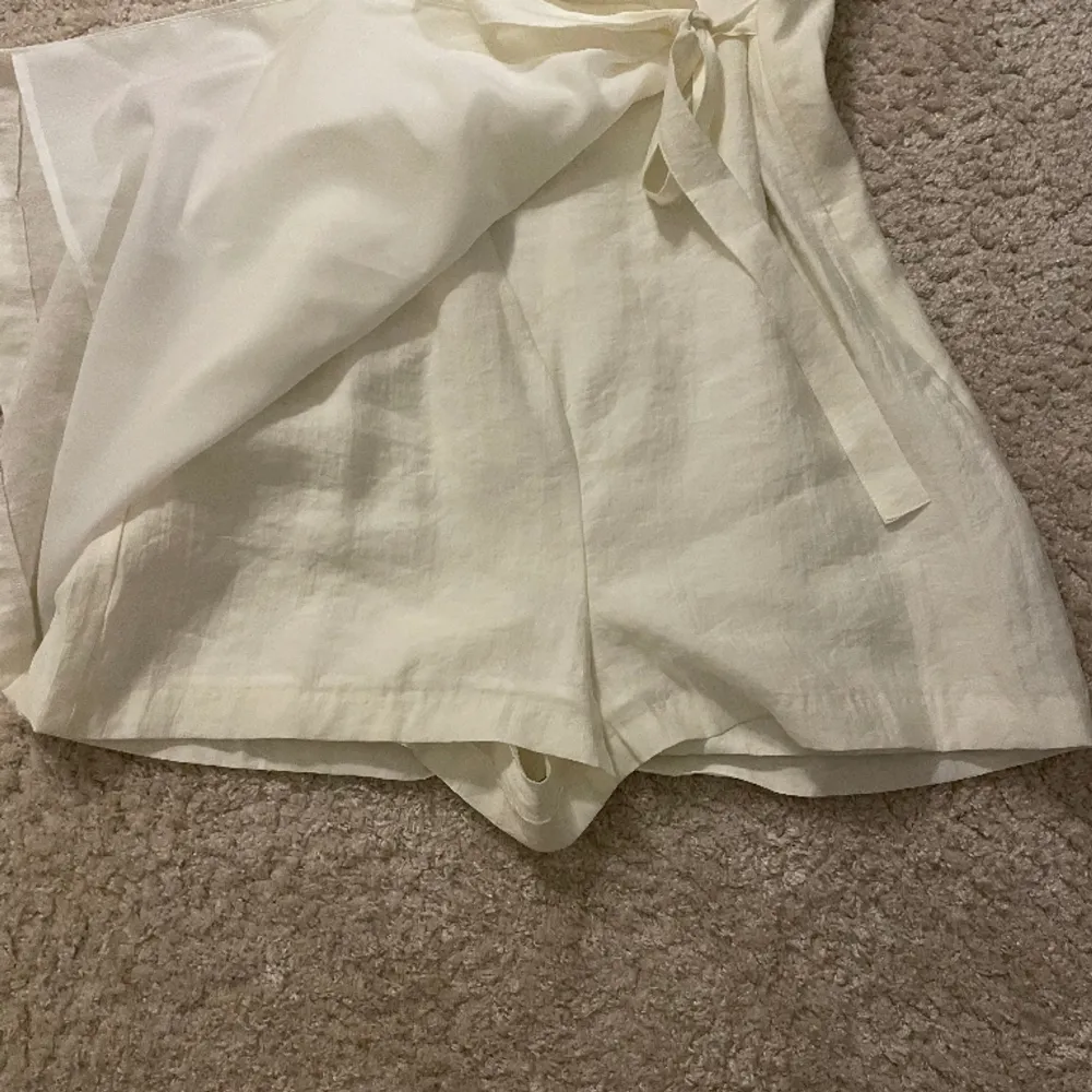 En kort klänning med Shorts under. Är använd ändast en gång. . Klänningar.