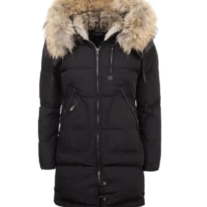 Vinter Jacka  - Svart dunjacka med luva från norskt märke Cedrico. Jackan har en avtagbar huva och pälskrage som är fodrad med kaninpäls. Tvåvägsdragkedja och två snedställda fickor med knapp. En bröstficka med dragkedja. Fickorna ha