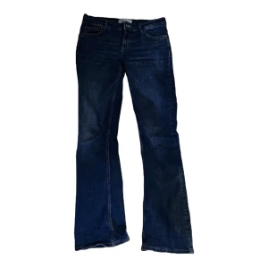 Zara low waist jeans - Säljer dessa fina mörkblåa lågmidjade jeans från zara💞