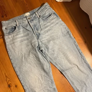 Ljusblåa jeans  - Ett par skitsnygga jeans från hm, as fin färg, lite slitningar där nere då dom varit en aning för långa