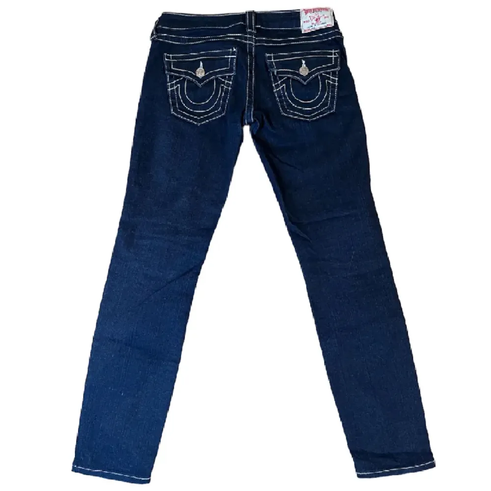 True religion jeans i nyskick, modellen ”Julie”, tyvärr för stora för mig. Storlek:28 Midjemått:40cm Innerbenslängd:75cm Grenlängd:20cm Pris:529kr . Jeans & Byxor.