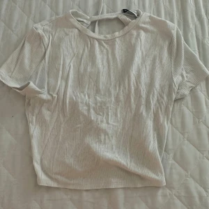 T-shirt  - En vit t-shirt med snörning i ryggen! 