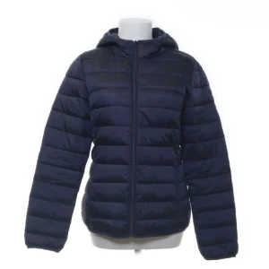 Q/S lättviktsjacka - Supersnygg marinblå lättviktsjacka från Q/S i storlek M. Använd med i fint skick