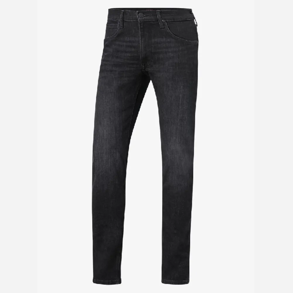 Ett par stilrena slim jeans från Lee. Jeansen är svarta har passformen slim och storleken W28 och L32.. Jeans & Byxor.