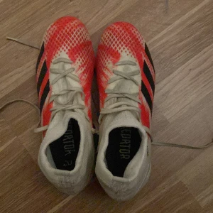 Adidas predator fotbollsskor  - Adidas predator fotbollsskor. Använda fåtal gånger och är i ett väldigt bra skick. Storlek 39 och en halv 