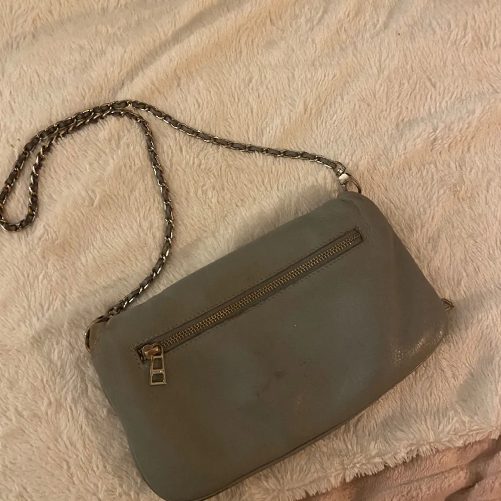 Säljer min fina gråa Zadig väska, den är väl användt skick därav det låga priset men är verkligen jättefin. Så rymlig med massa fack, skriv om ni var frågor❣️. Laukut & Käsilaukut.