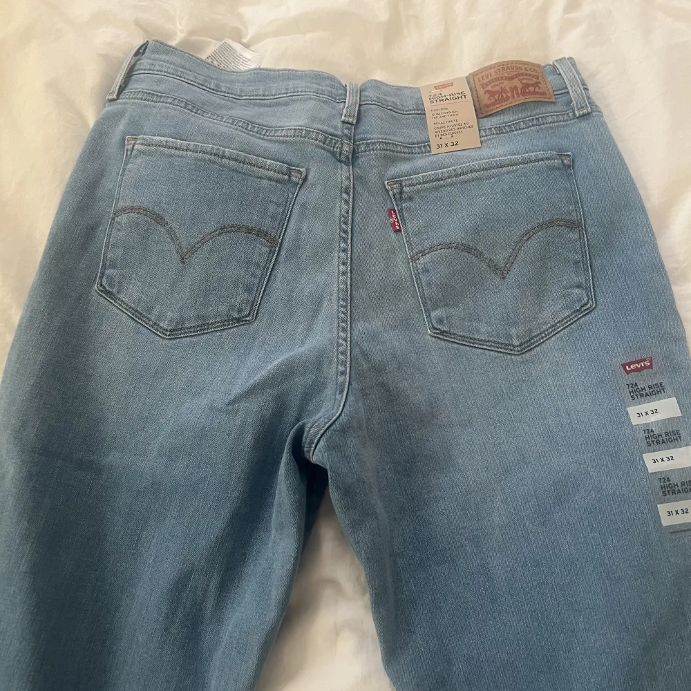 Ett par helt nya levis jeans med prislappen på. Superfina jeans som passar med varandra outfit. Priset kan även diskuteras vid snabb affär!. Jeans & Byxor.
