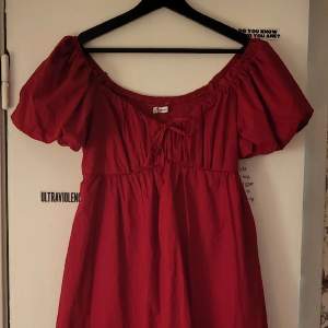 Röd babydoll-klänning köpt på Zalando. Aldrig använd då den tyvärr är för liten. Går till mitten av låren på mig som är 169cm, har fickor och resår<3