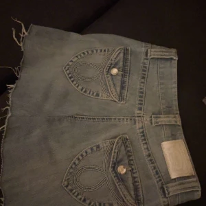 Jeanskjol y2k vibes - Så snygg jeans kjol! Köpte de som ett par byxor som jag sedan gjorde om till kjol då ja inte älskade hur byxorna satt. Men bra kvalitet!  Sitter som 34-36!