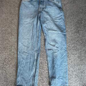 loose fit jeans, mid rise från gina tricot. Ser ut som slitage på gylfen men är 100% säker på att dom var så när jag köpte dom! Säljer eftersom jag inte använder dom längre (köparen står för frakt!)🩷