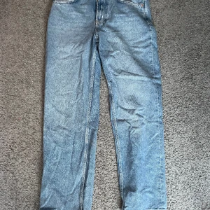 loose fit jeans  - loose fit jeans, mid rise från gina tricot. Ser ut som slitage på gylfen men är 100% säker på att dom var så när jag köpte dom! Säljer eftersom jag inte använder dom längre (köparen står för frakt!)🩷